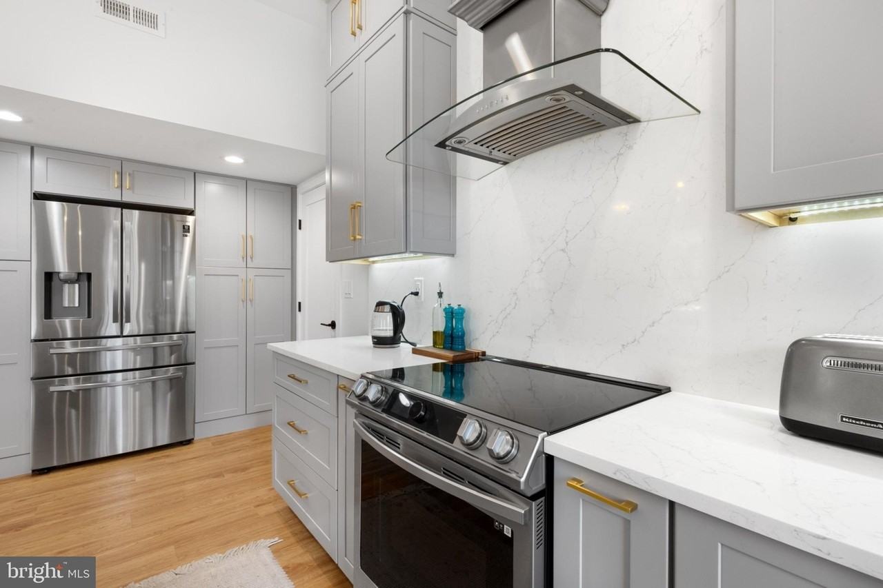 1119 Pine St #202 - Photo 3 of 41