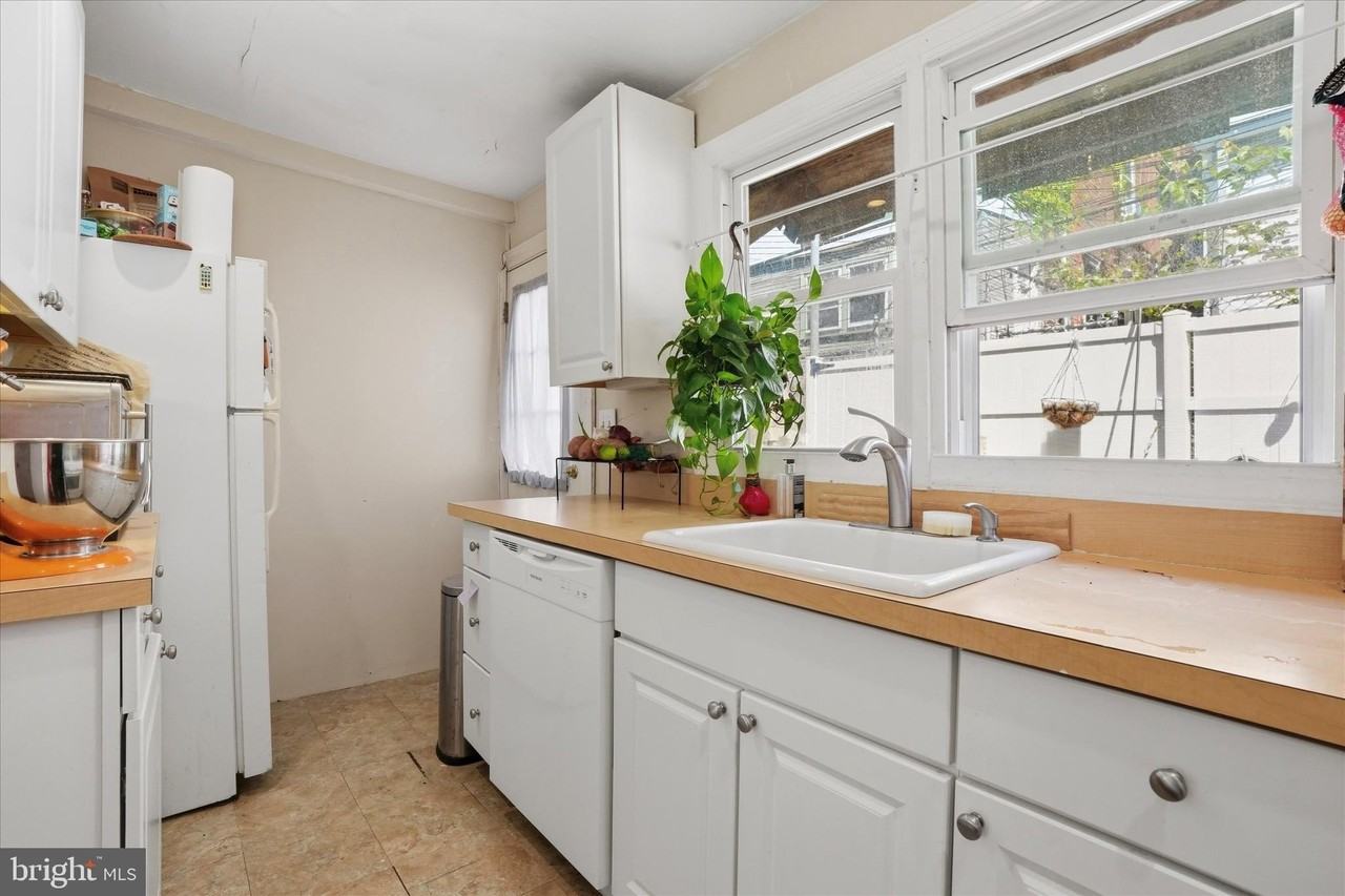 887 N Judson St - Photo 7 of 15