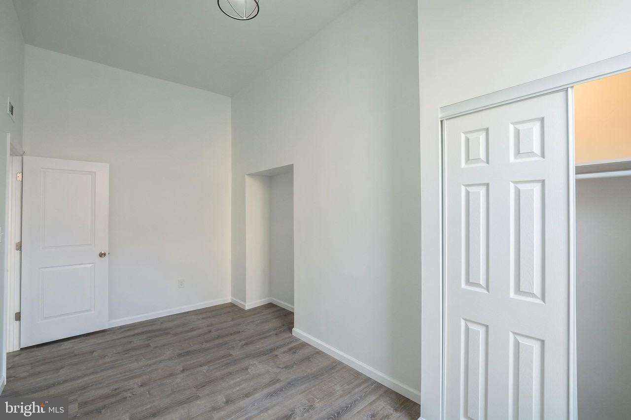 1726 Pine St #2F - Photo 7 of 10