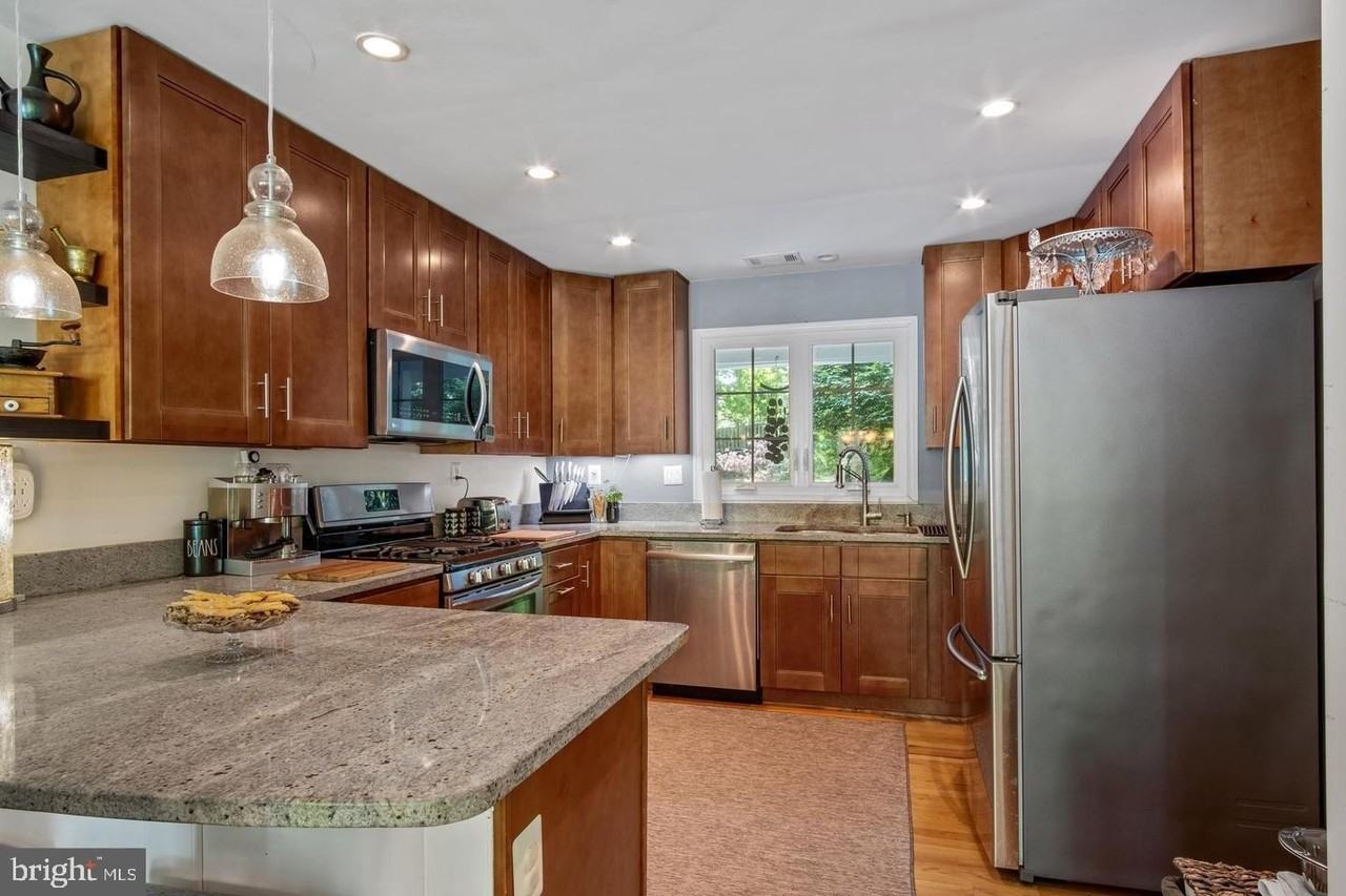 3418 Annandale Rd - Photo 6 of 37