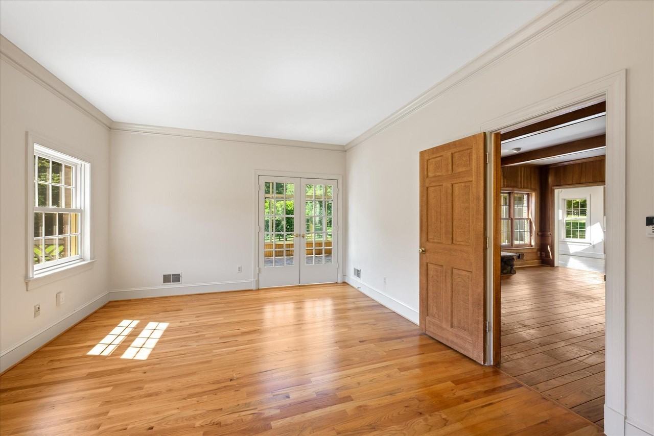 1051 Kelso Rd - Photo 5 of 30