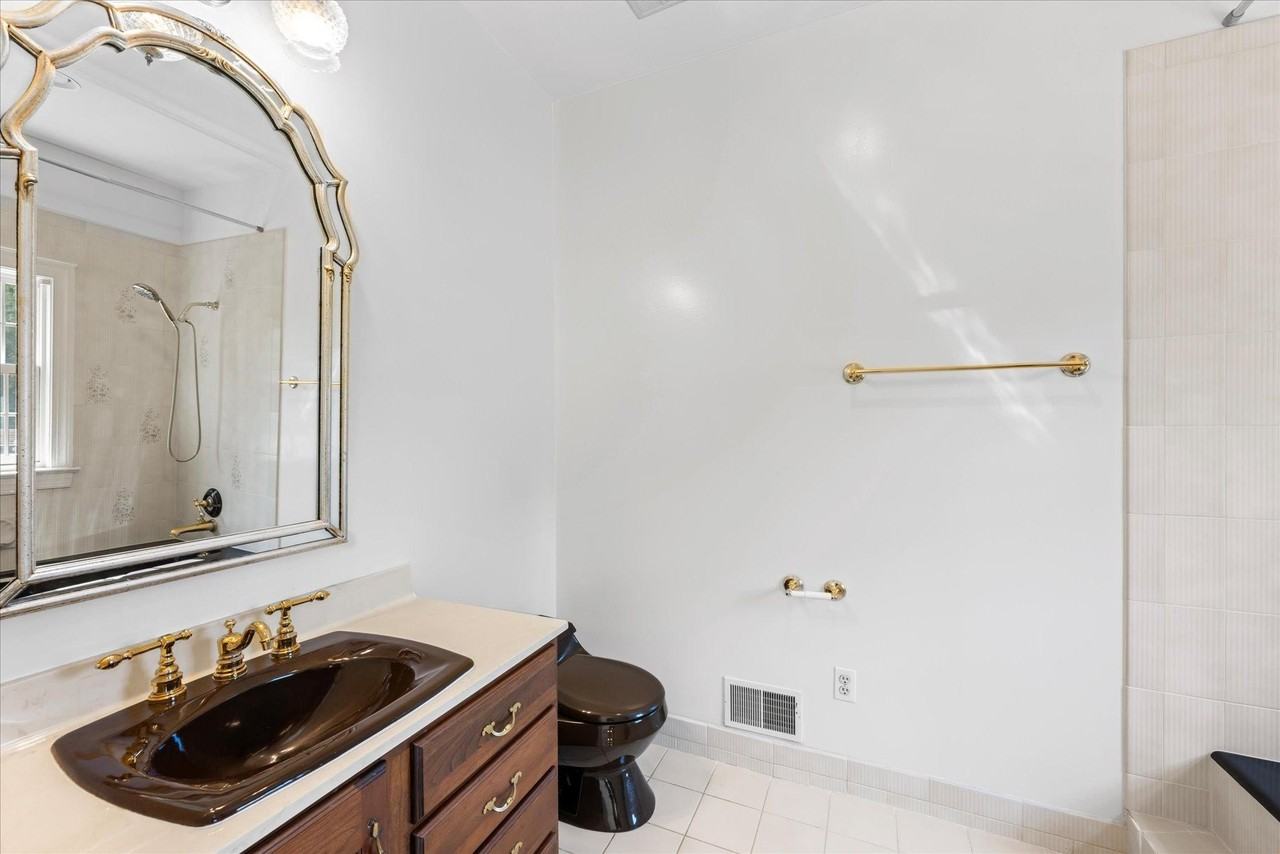 1051 Kelso Rd - Photo 6 of 30