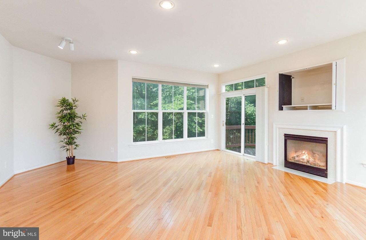 43095 Hunters Green Sq - Photo 2 of 26