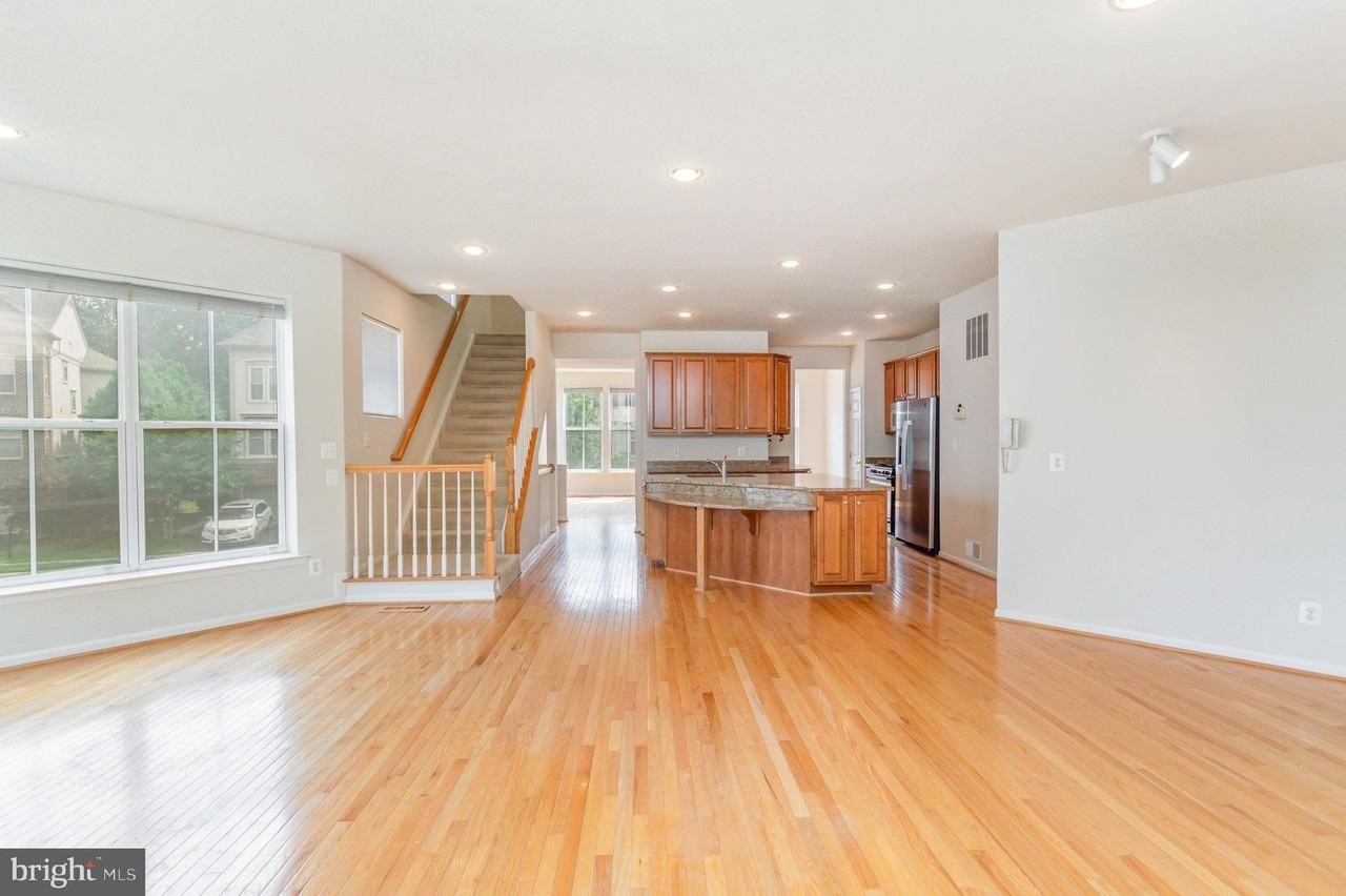 43095 Hunters Green Sq - Photo 3 of 26