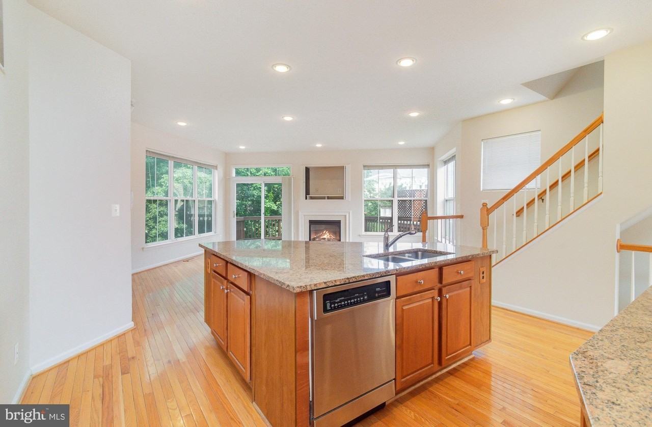 43095 Hunters Green Sq - Photo 5 of 26
