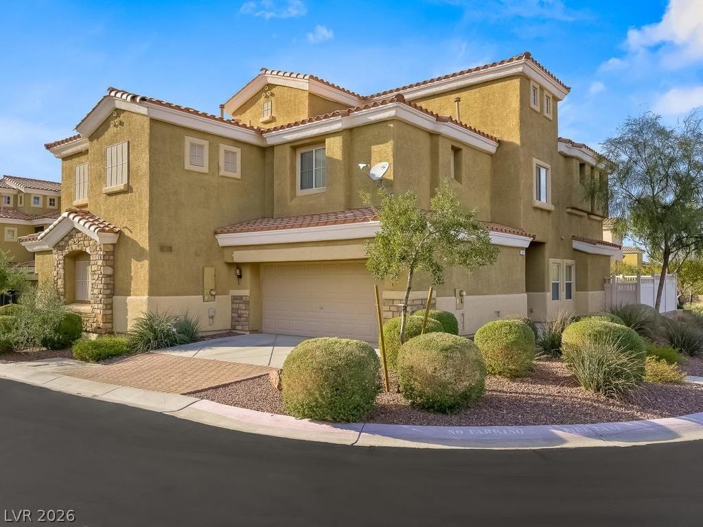 1087 Luna Eclipse Ln - Photo 2 of 31