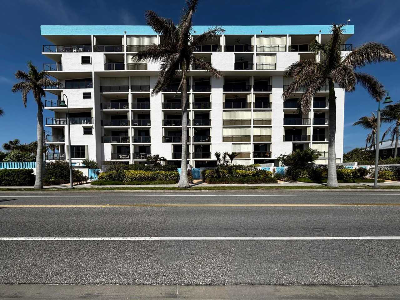 355 S Ocean Dr ##106 - Photo 4 of 50