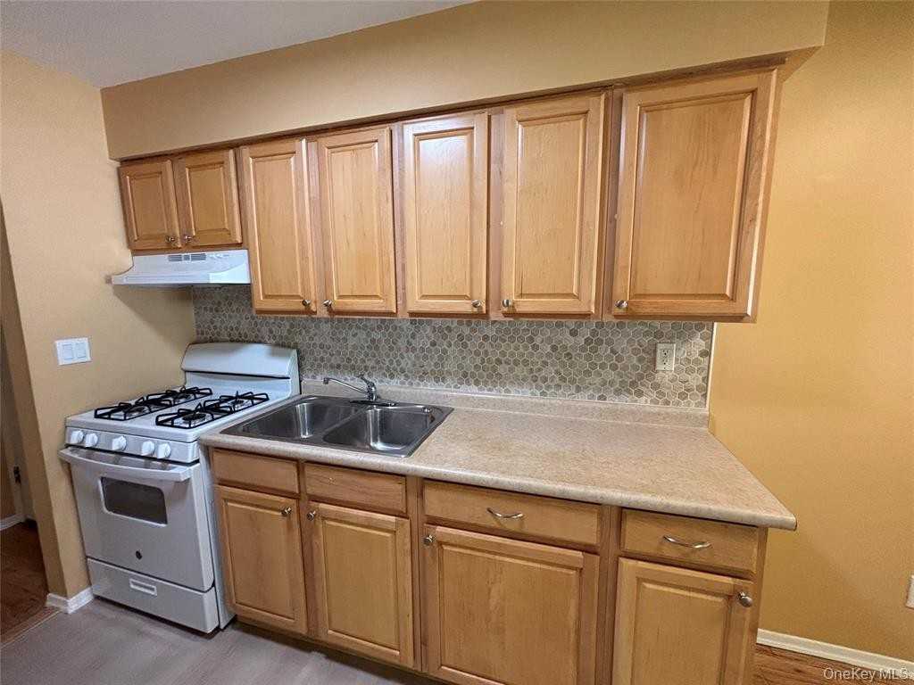 1 Colonial Rd - Photo 2 of 10