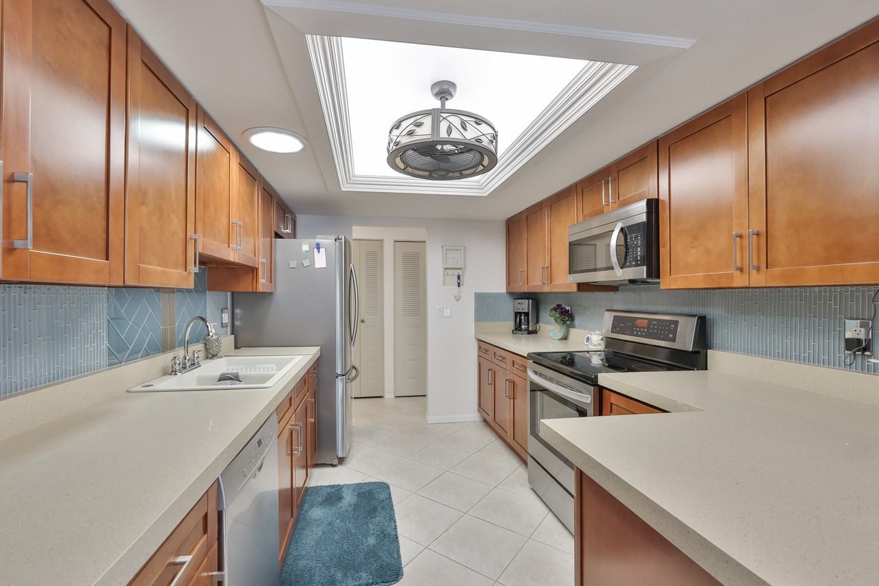 2035 Hampstead Cir - Photo 6 of 36