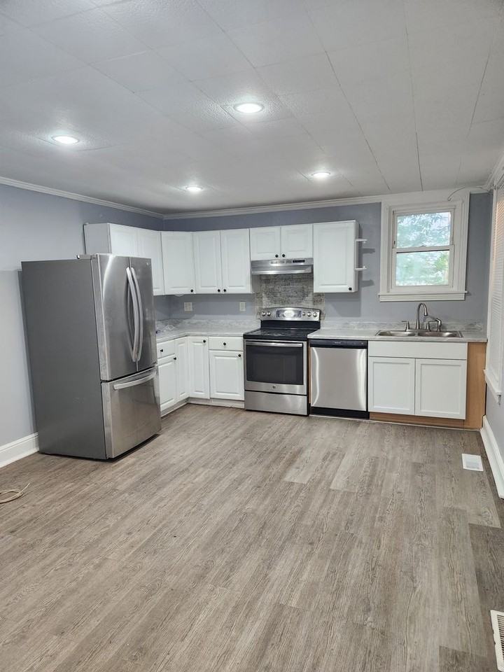 514 S Duke St - Photo 7 of 11