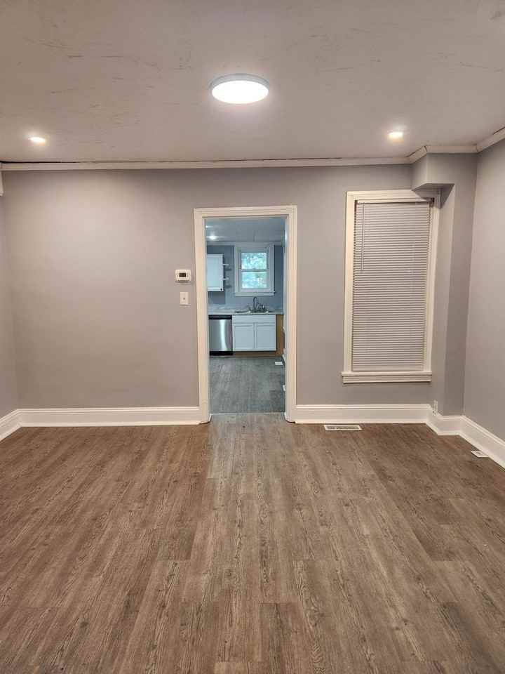 514 S Duke St - Photo 6 of 11