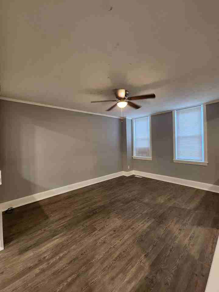 514 S Duke St - Photo 4 of 11