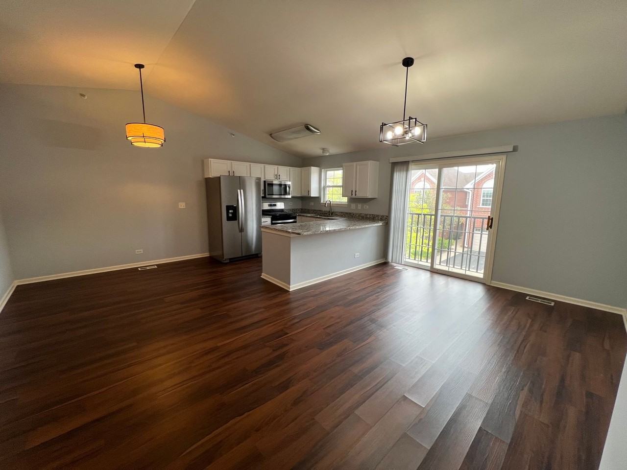 979 Kensington Dr - Photo 2 of 16