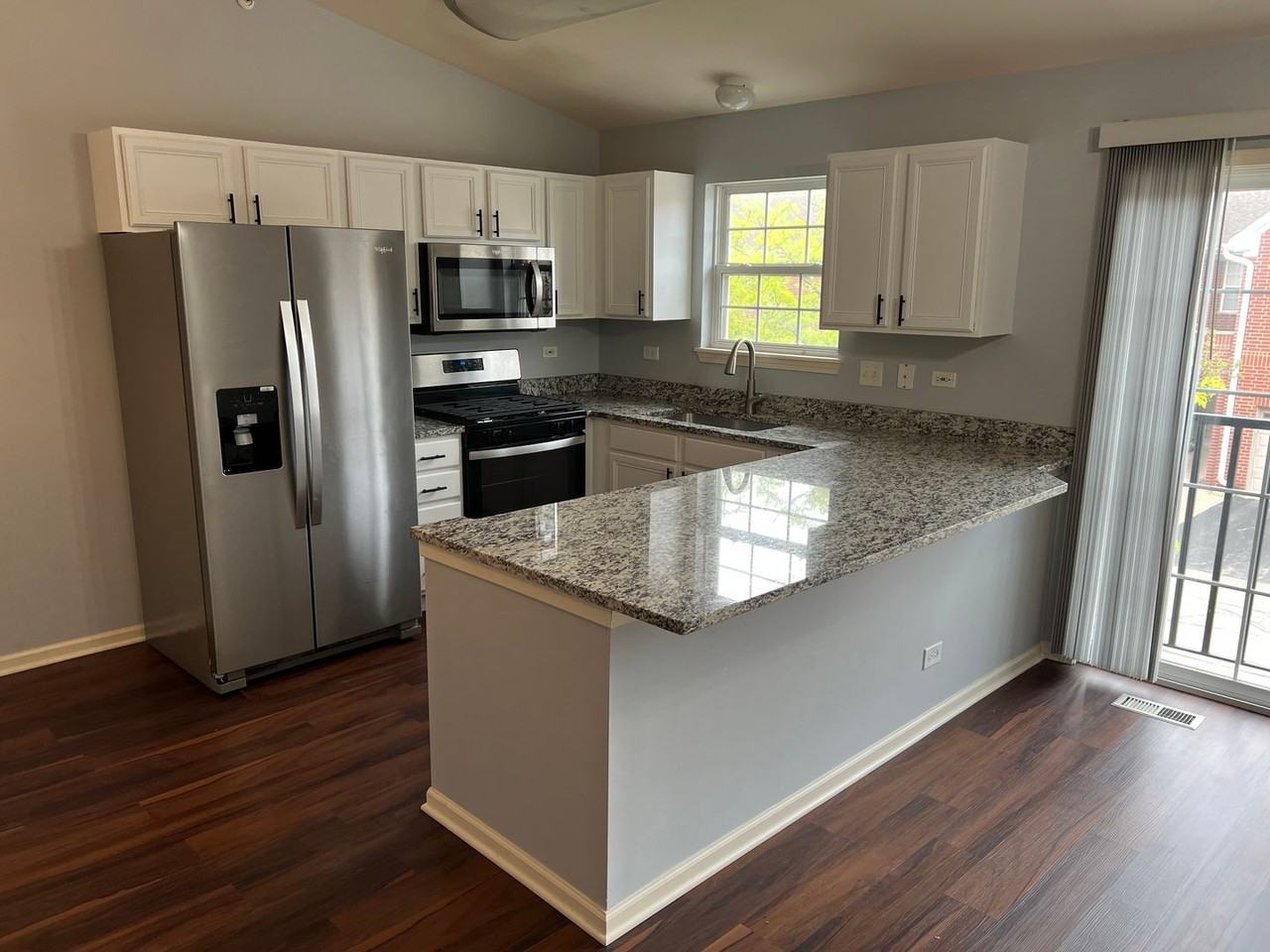 979 Kensington Dr - Photo 4 of 16