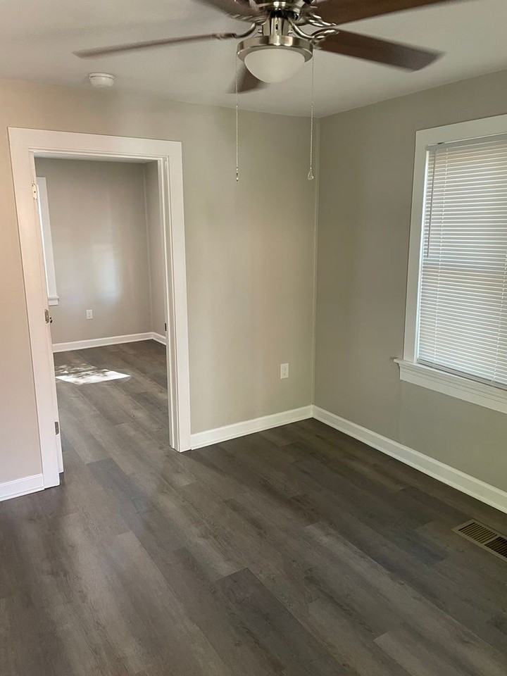 408 W 24 1/2 St - Photo 2 of 8