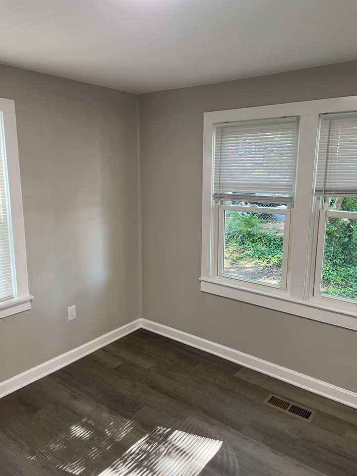 408 W 24 1/2 St - Photo 3 of 8