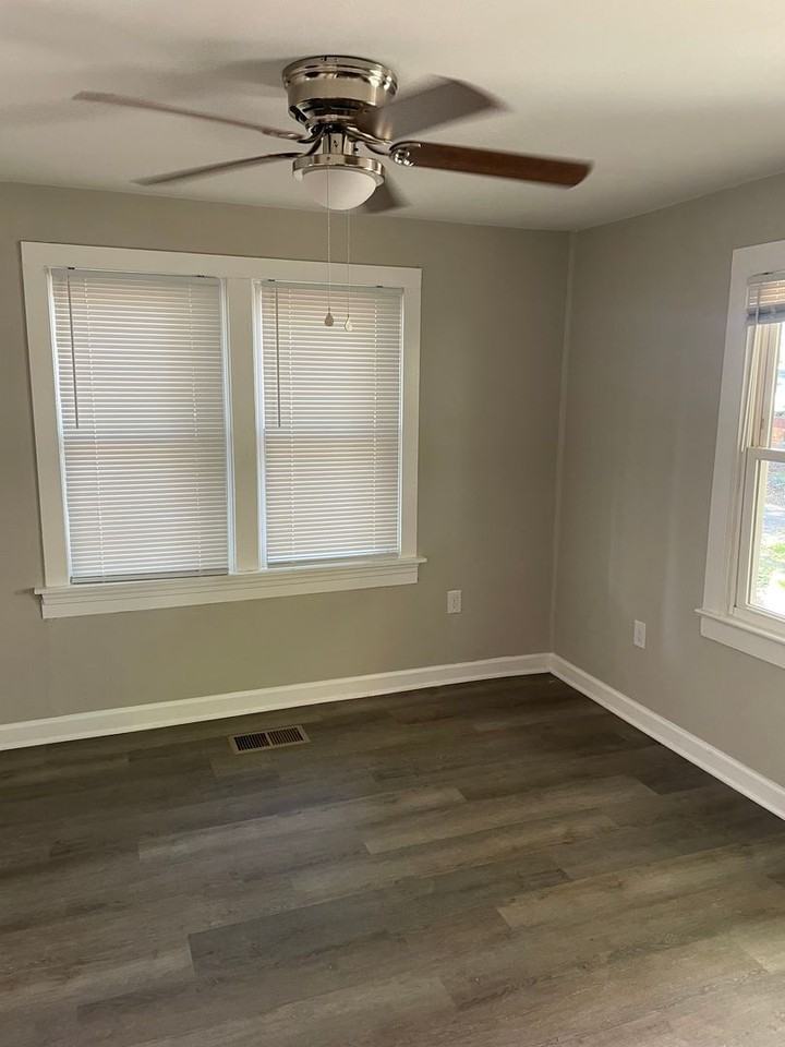 408 W 24 1/2 St - Photo 4 of 8