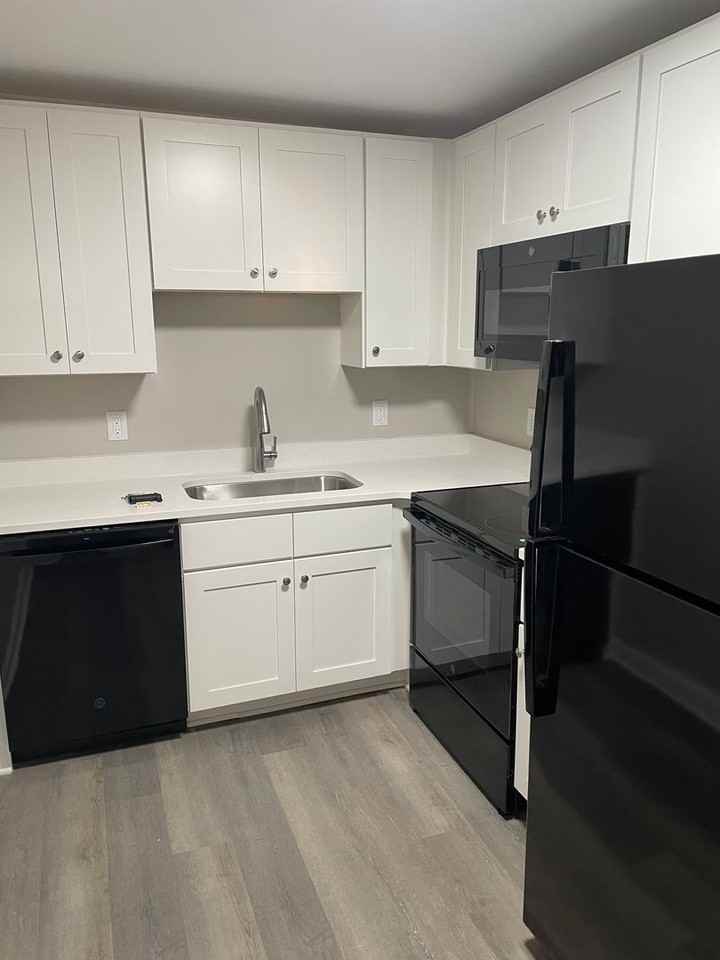 408 W 24 1/2 St - Photo 5 of 8