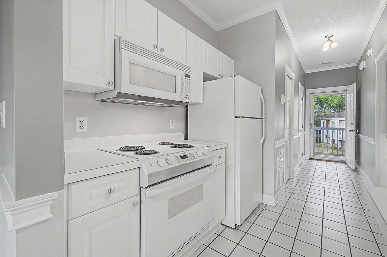 670 Riverwalk Dr #302 - Photo 5 of 33