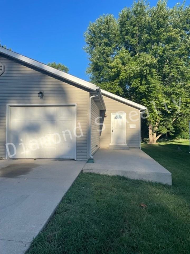 2313 N Rogers Ave - Photo 2 of 14