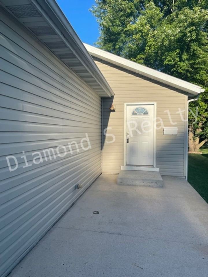 2313 N Rogers Ave - Photo 4 of 14