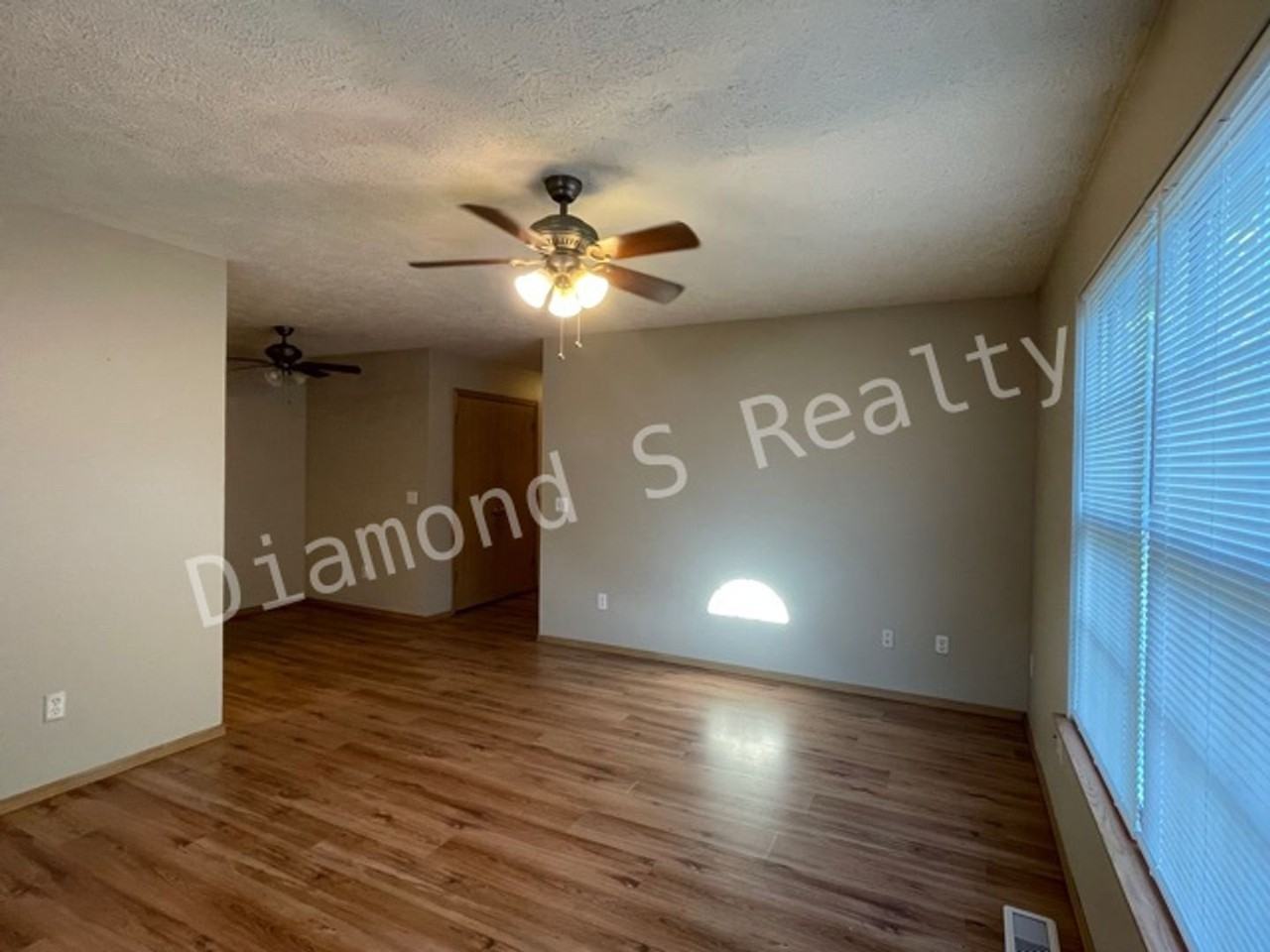 2313 N Rogers Ave - Photo 5 of 14