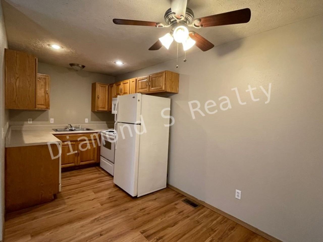 2313 N Rogers Ave - Photo 7 of 14