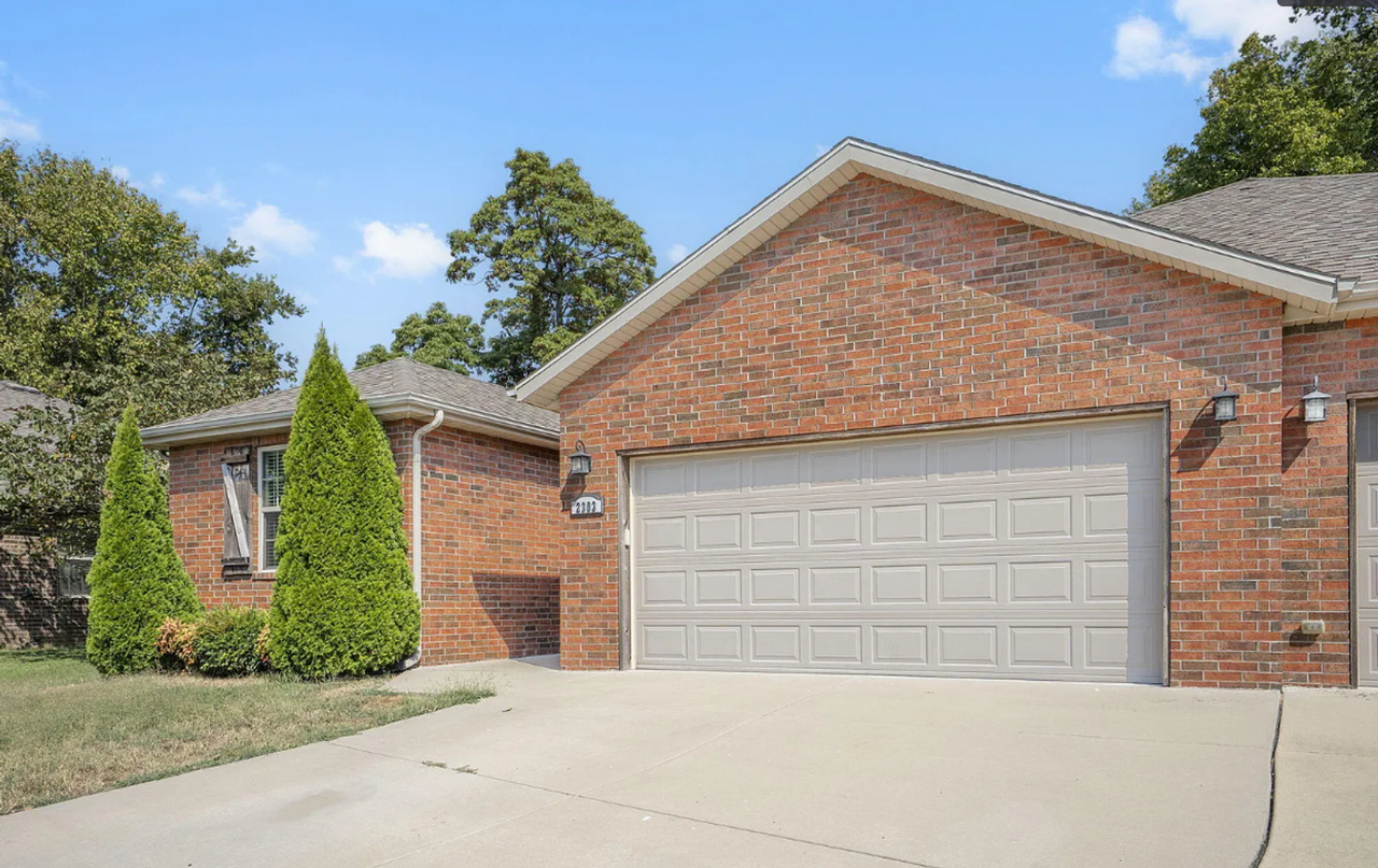 2303 W Bridlewood Trl - Photo 2 of 22