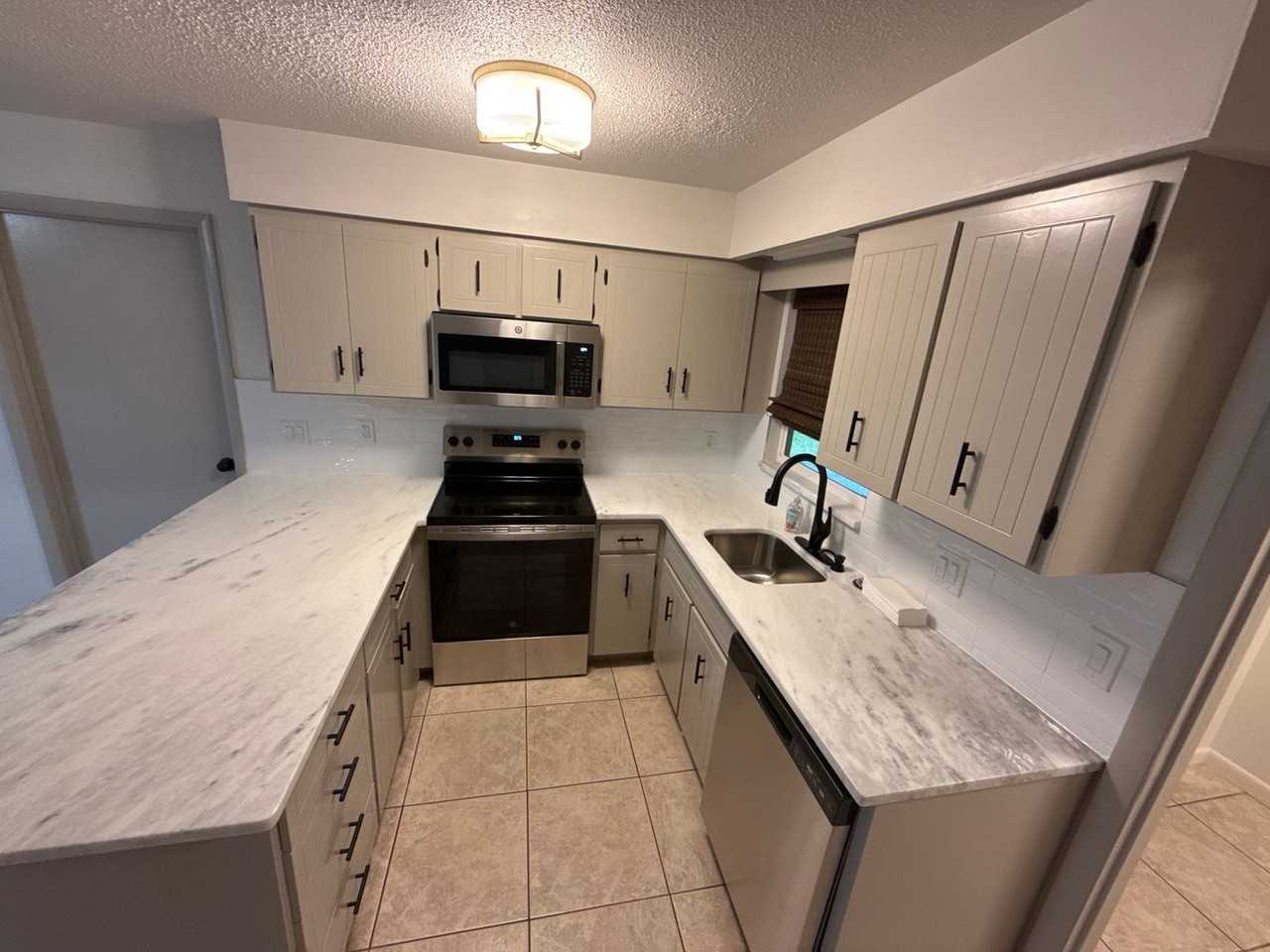 1706 Ne 4th St - Photo 5 of 28