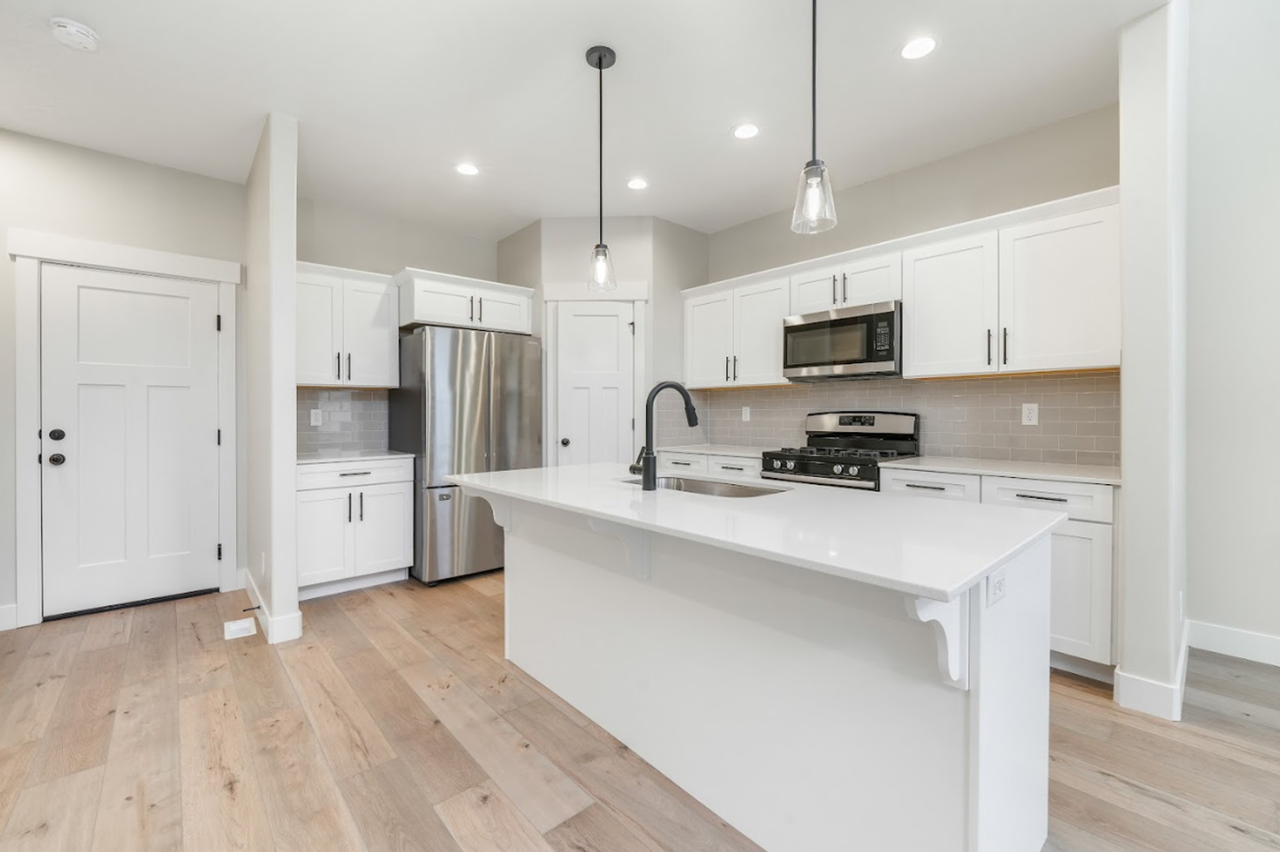13528 S Commodus Dr - Photo 4 of 10