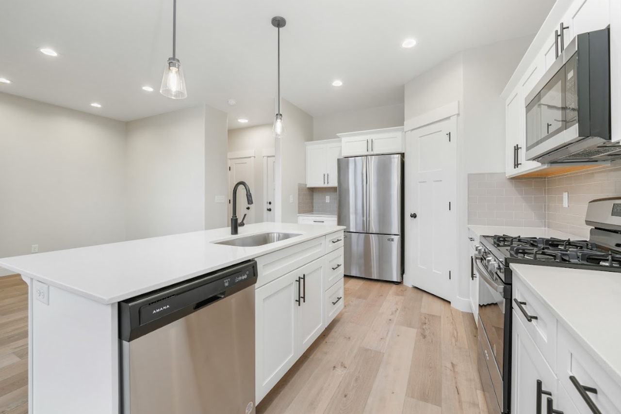 13528 S Commodus Dr - Photo 5 of 10
