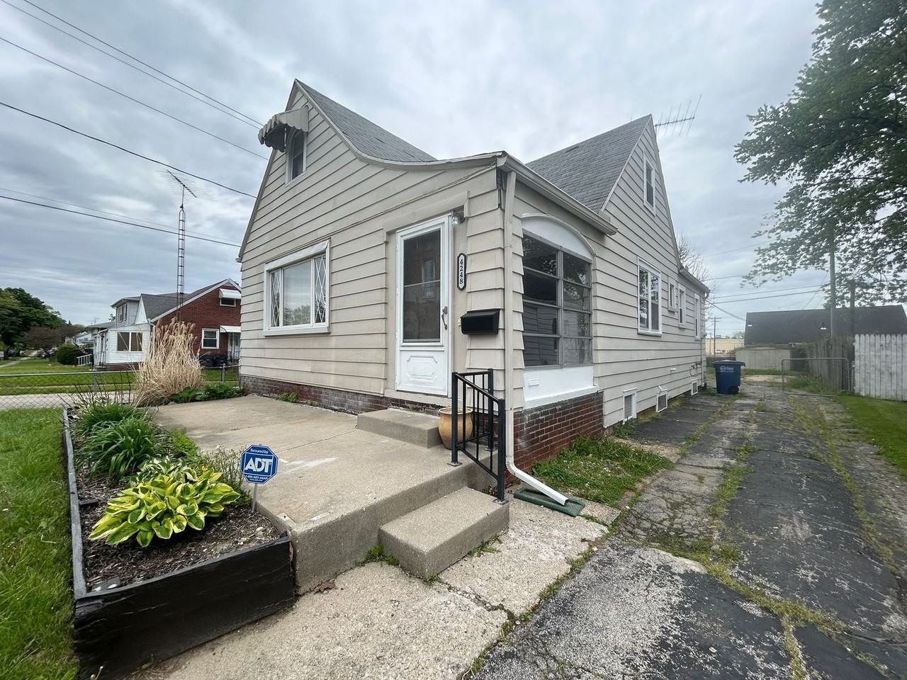 4248 Caroline Ave - Photo 2 of 16