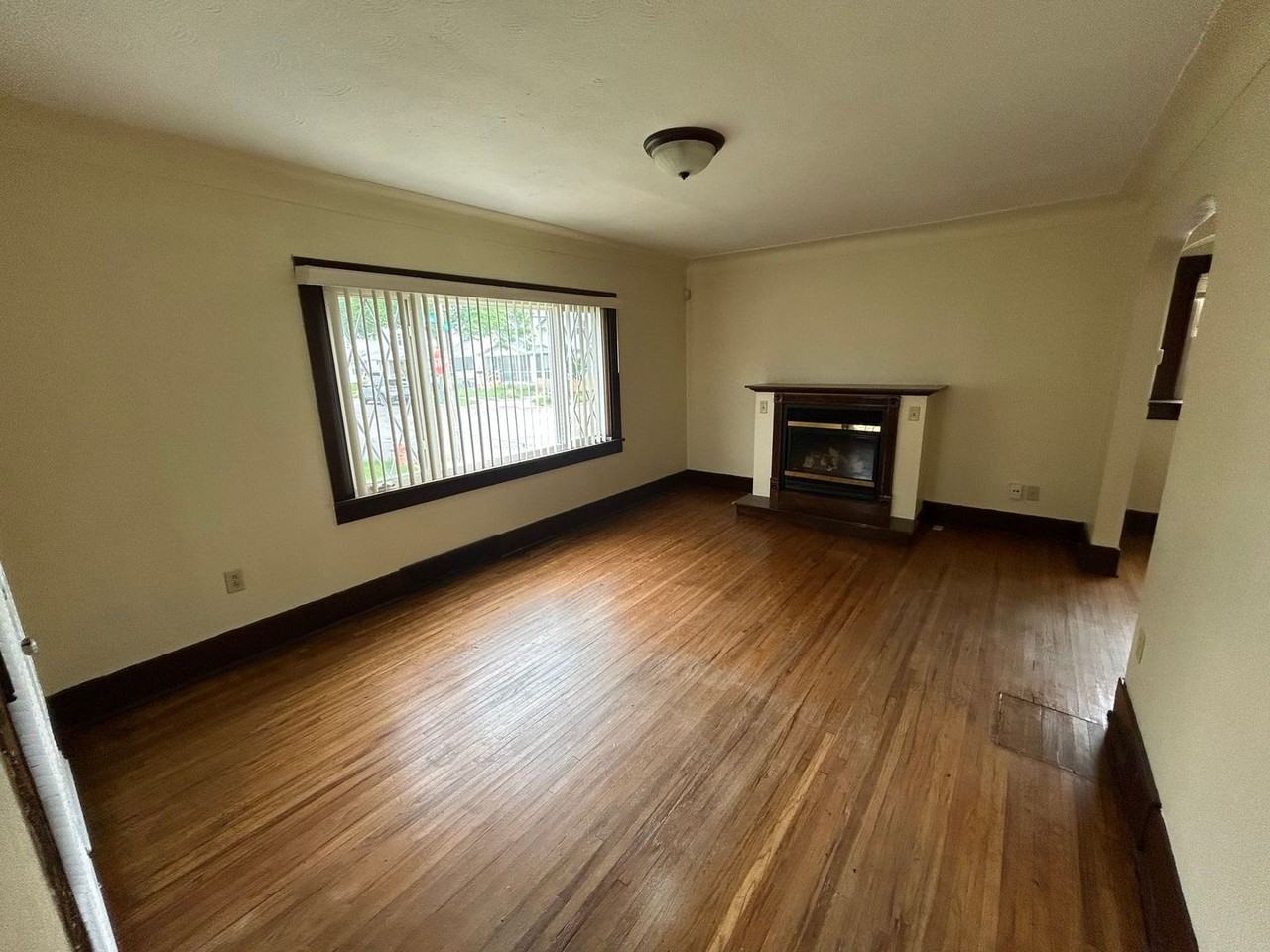 4248 Caroline Ave - Photo 5 of 16