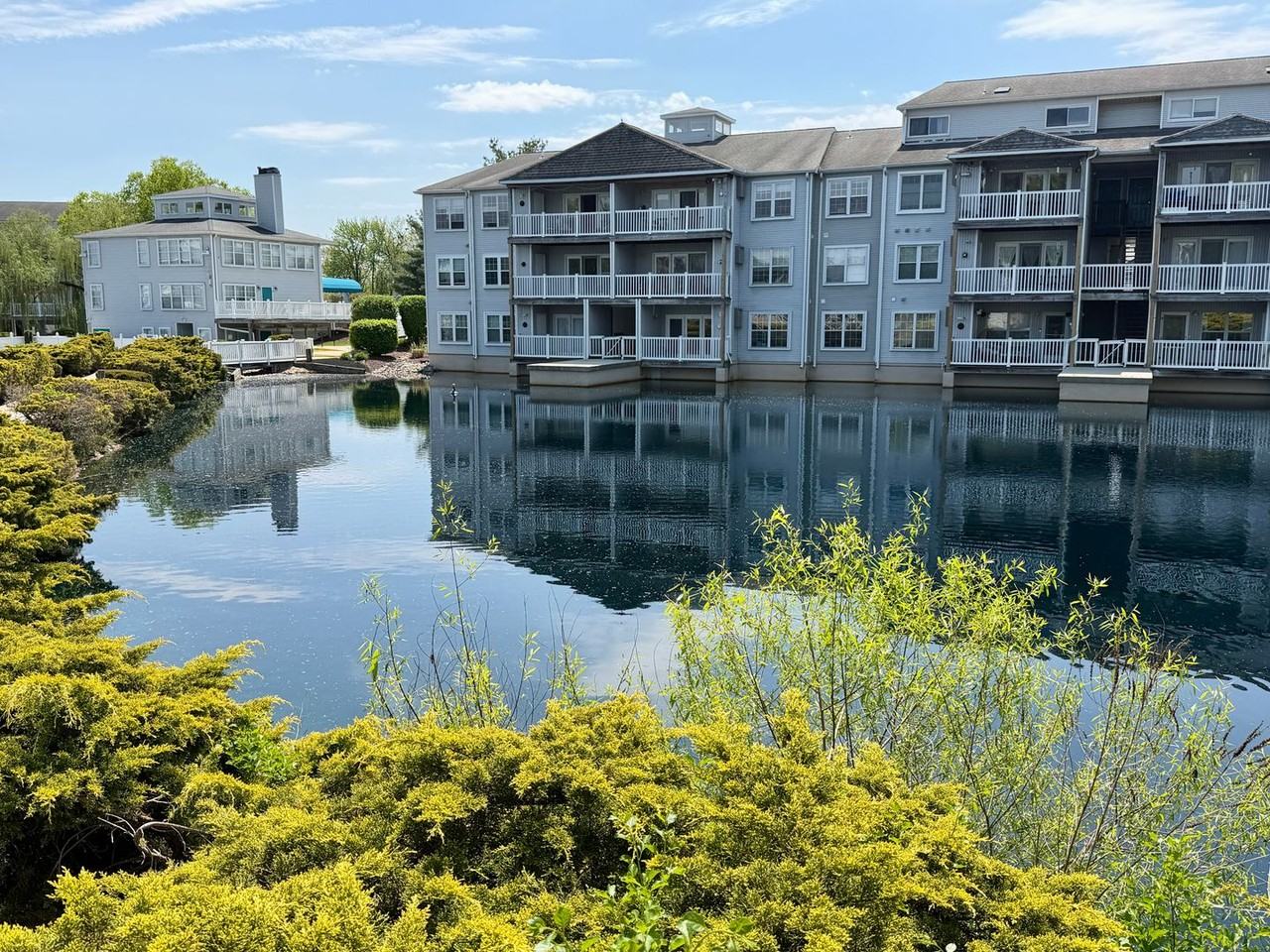 401 Waters Edge Dr - Photo 3 of 12
