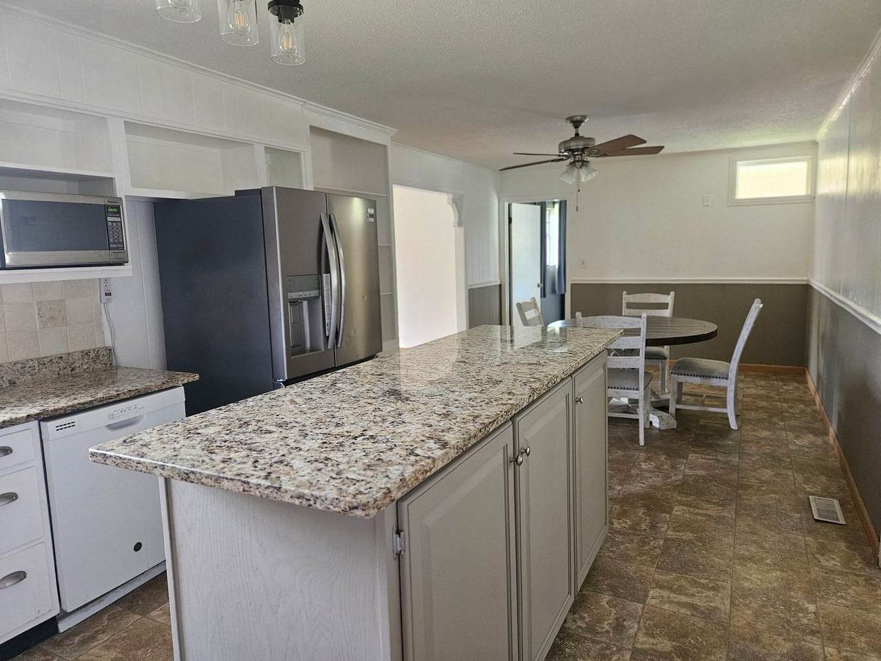 118 Bradley Dr - Photo 3 of 6