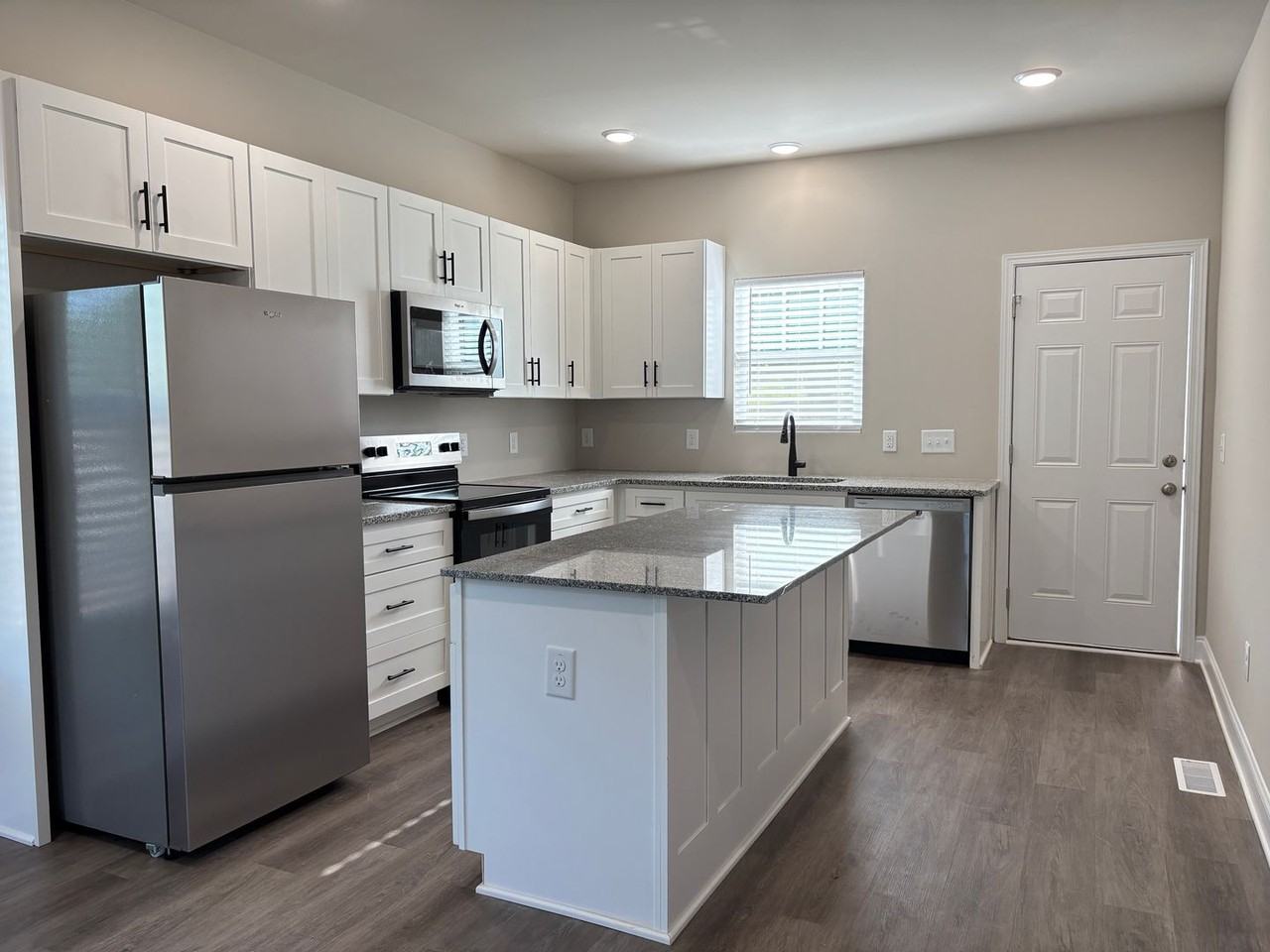 1584 Martin St - Photo 5 of 14