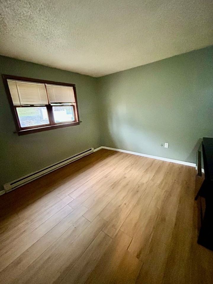 5081 Pine Ridge Rd N - Photo 6 of 10