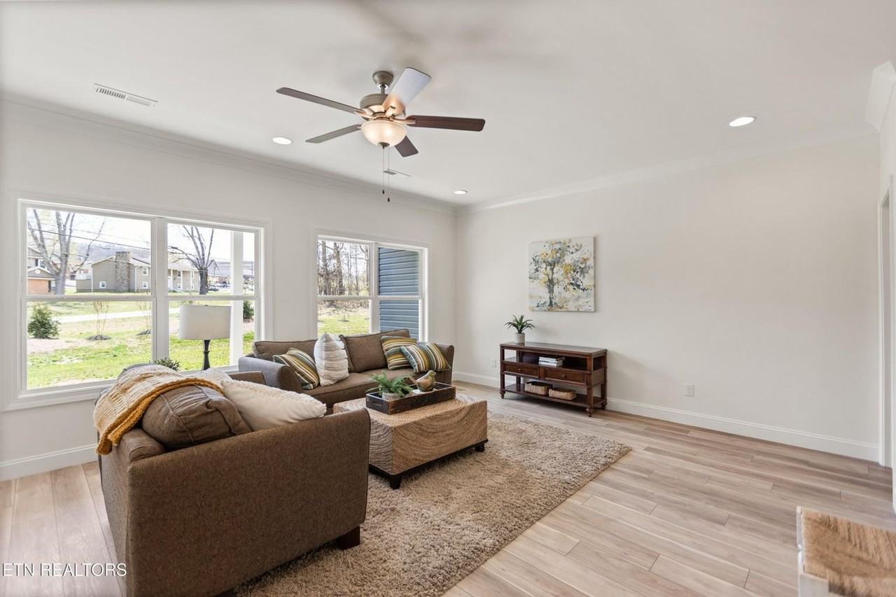 1402 Summer Meadow Dr - Photo 4 of 23