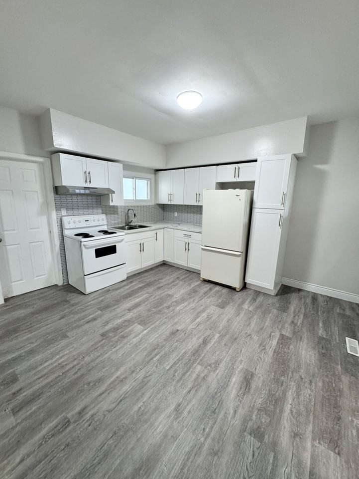 476 Aylmer Ave #1 - Photo 2 of 11