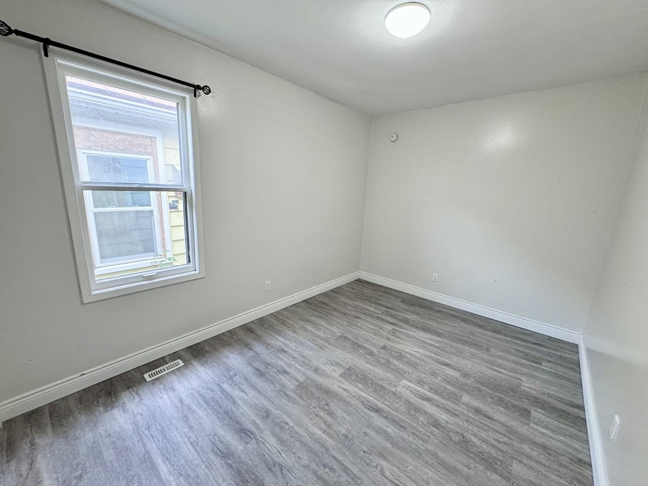 476 Aylmer Ave #1 - Photo 6 of 11
