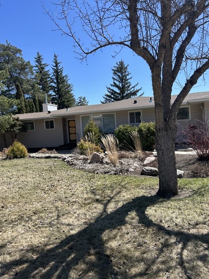 2 Bedroom + Den | 2 Bathroom | 5 Qu'Appelle Court - Photo 2 of 44