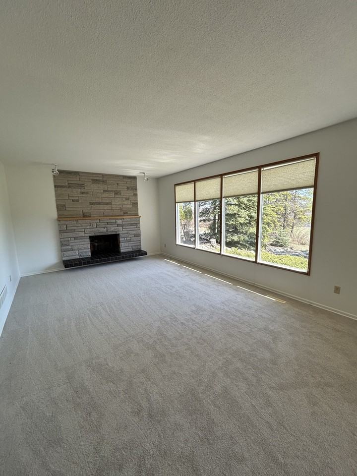 2 Bedroom + Den | 2 Bathroom | 5 Qu'Appelle Court - Photo 6 of 44