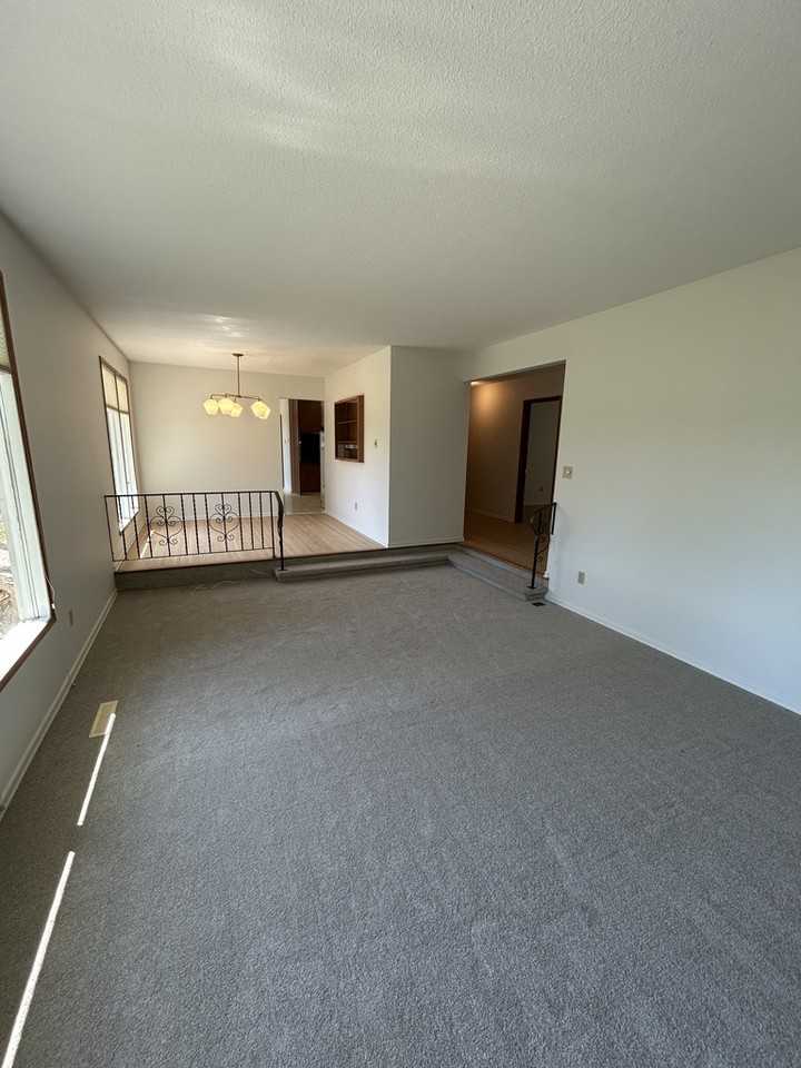 2 Bedroom + Den | 2 Bathroom | 5 Qu'Appelle Court - Photo 5 of 44