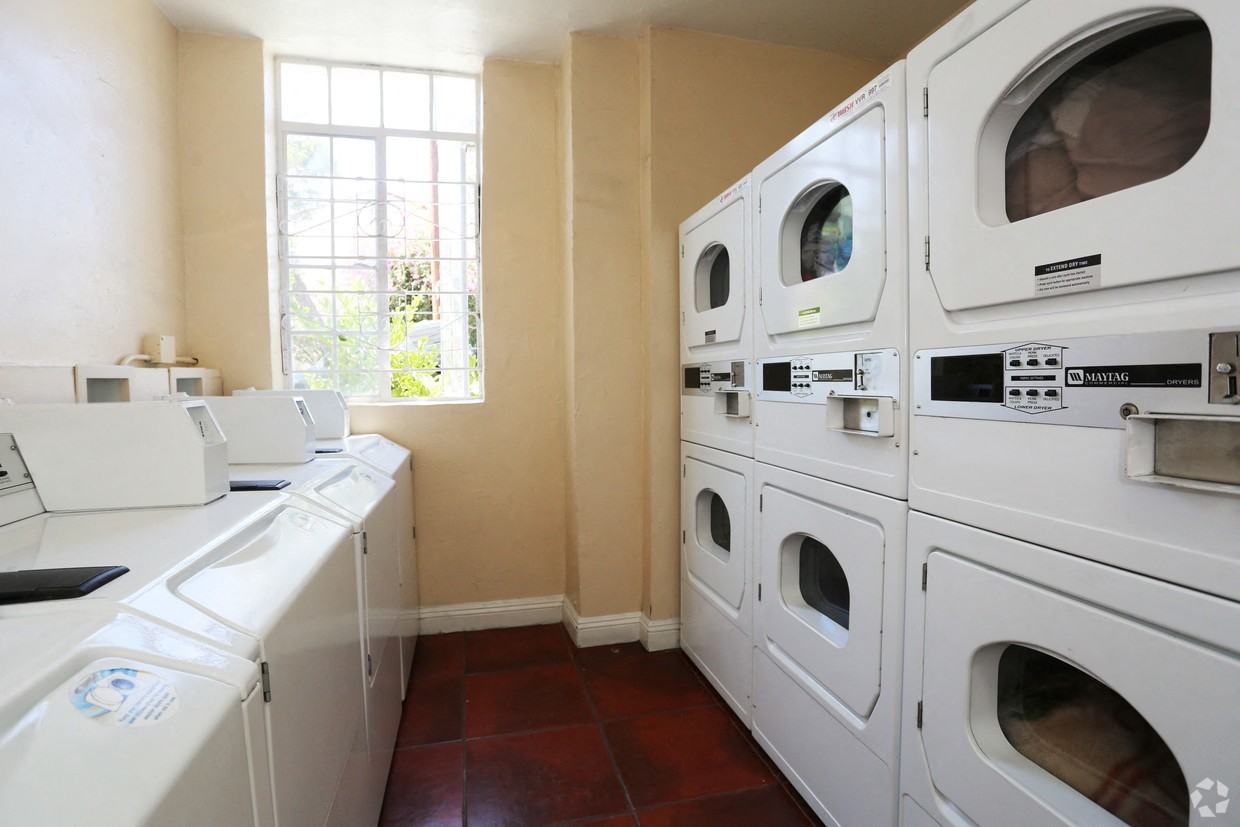 Chateau Nob Hill Apartments - Photo 3 of 25