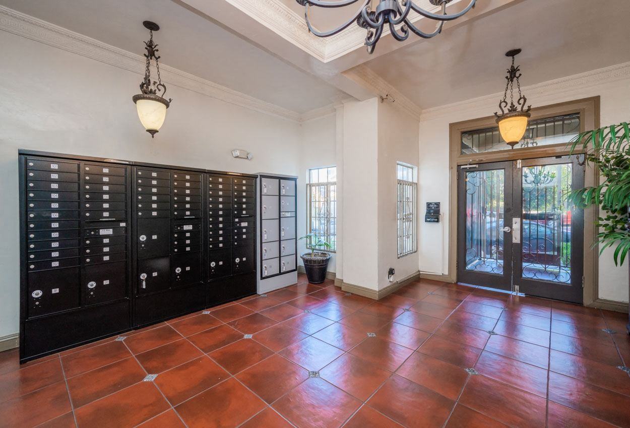 Chateau Nob Hill Apartments - Photo 6 of 25
