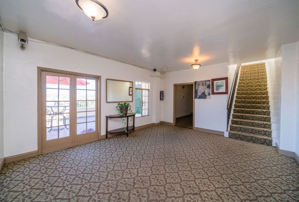 Chateau Nob Hill Apartments - Photo 7 of 25