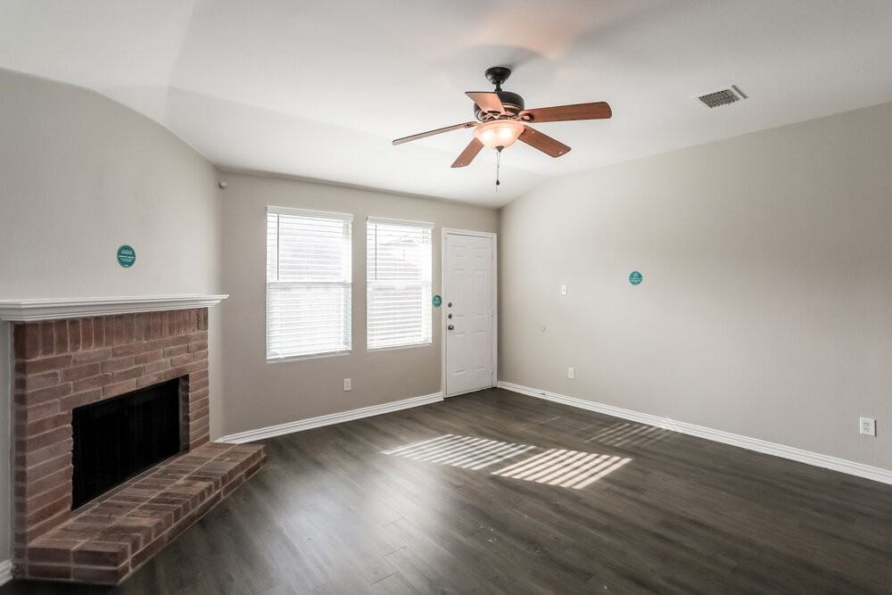 573 Creekbend St - Photo 3 of 16