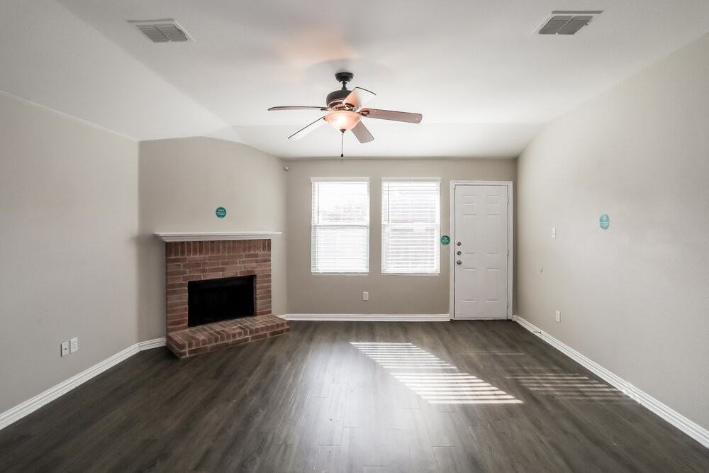 573 Creekbend St - Photo 4 of 16