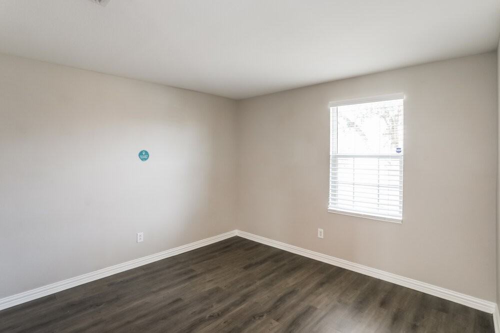573 Creekbend St - Photo 7 of 16