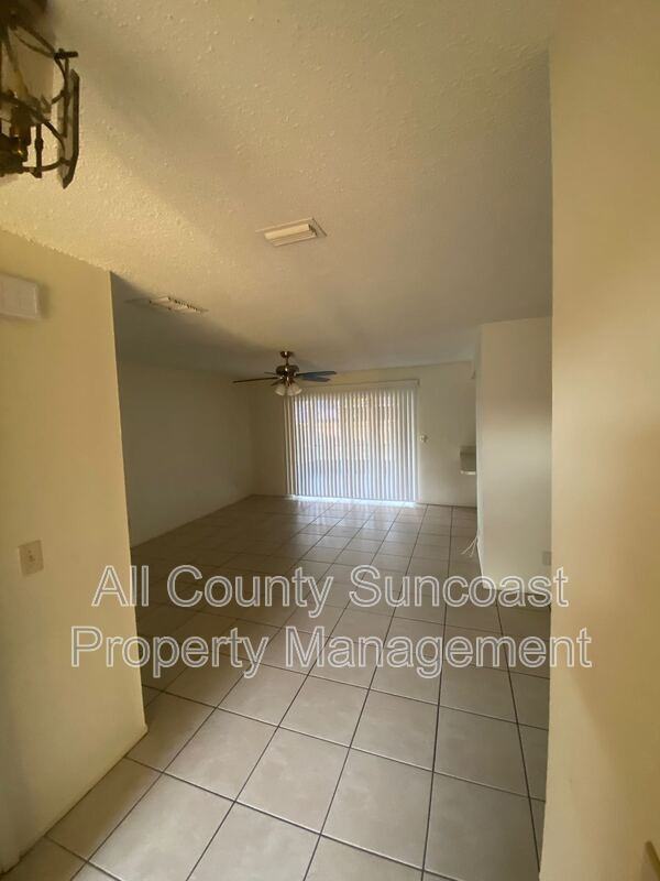 2578 Surrey Dr - Photo 3 of 12